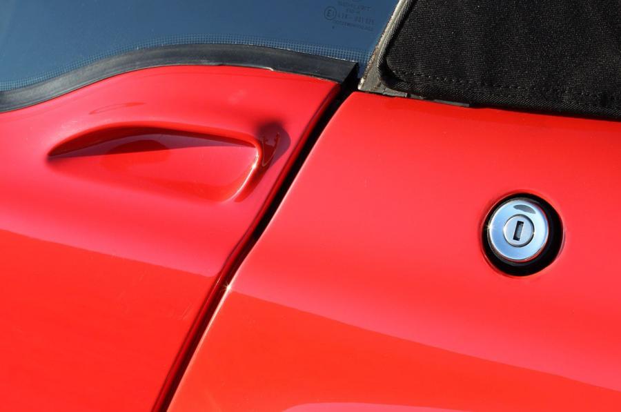 Детали экстерьера BMW Z1 (E30) 1988 года  (фото 50 из 88)
